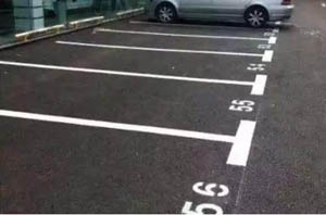 車(chē)子停在劃線(xiàn)的“停車(chē)位”上卻貼著違章停車(chē)罰單嗎?讓人不解?