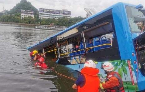貴州安順公交墜湖瞬間,猛轉向越過5股車道撞破護欄!